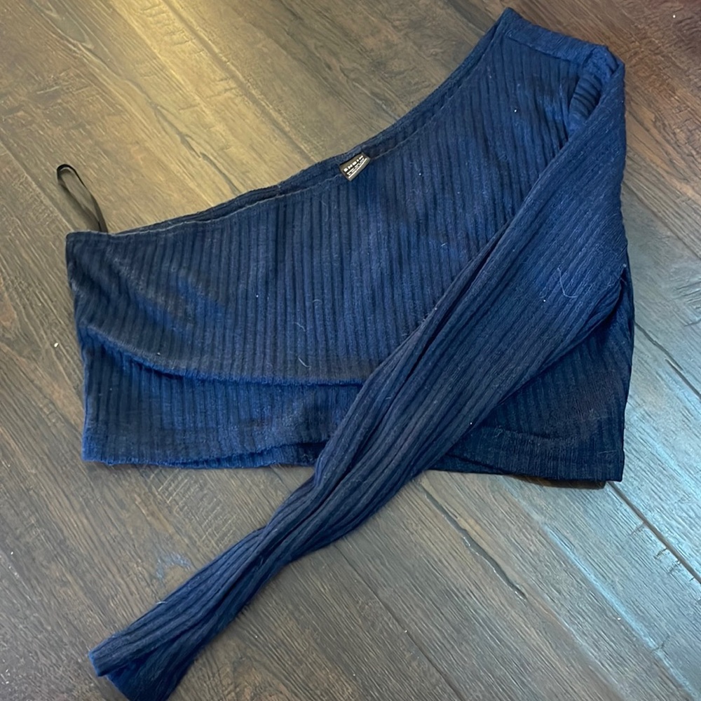 One sleeve sweater
